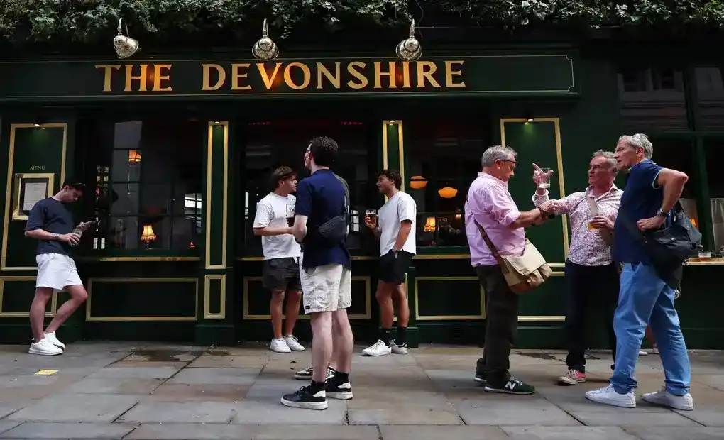FOTOGRAFÍA. WESTMINSTER (LONDRES) REINO UNIDO, 16 DE AGOSTO DE 2026. Westminster prohíbe el consumo vertical de alcohol ante molestias a transeúntes y vecinos. La cotidiana estampa británica de un grupo de gente disfrutando de una cerveza de pie a las puertas de un pub podría tener los días contados en Londres a raíz de una polémica propuesta de un distrito municipal que ha desatado una batalla política y cultural en el país. Efe