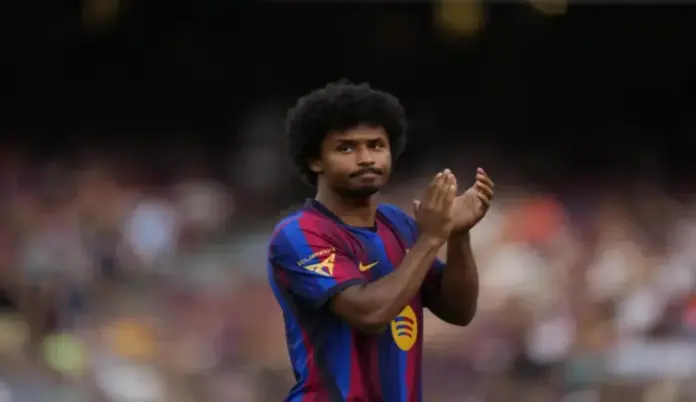 Xavier Espart Font y Karim David Adeyemi en el once del Barça ante el Elche FOTOGRAFÍA. BARCELONA (ESPAÑA), AGOSTO DE 2026. El delantero alemán del Barcelona Karim David Adeyemi en la presentación previa al partido de su equipo ante el Al Ahly, en el Camp Nou. Efe