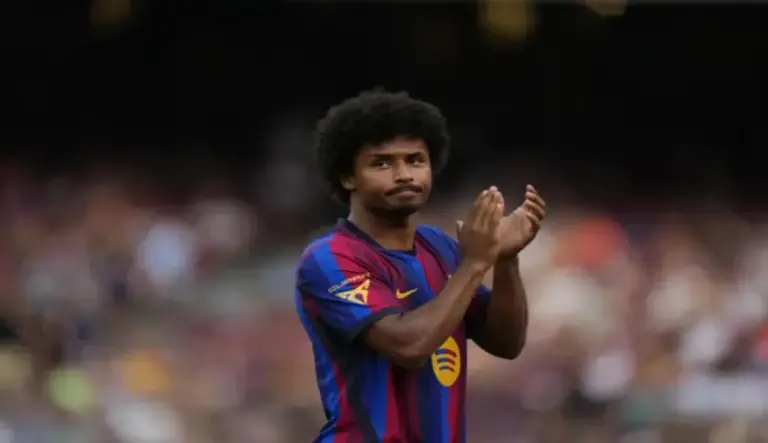 FOTOGRAFÍA. BARCELONA (ESPAÑA), AGOSTO DE 2026. El delantero alemán del Barcelona Karim David Adeyemi en la presentación previa al partido de su equipo ante el Al Ahly, en el Camp Nou. Efe