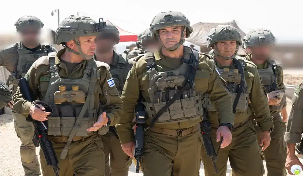 FOTOGRAFÍA. GAZA (FRANJA DE GAZA), 05 DE AGOSTO DE 2026. Zamir visita a las tropas en Gaza: nunca más un 7 de octubre. El jefe del Estado Mayor de las Fuerzas de Defensa de Israel (FDI) del Ejército del Estado de Israel, el Tzáhal, el general Eyal Zamir, ha realizado hoy, miércoles 5 de agosto, una visita de campo en el sector de Gaza, acompañado del comandante de la Región Sur, el general de brigada Yaniv Asor, el comandante de la División 99, el general de brigada Elad Tsuri, y el comandante de la División de Gaza, el general de brigada Liron Batito, junto con varios otros comandantes. Lasvocesdelpueblo (Ñ Pueblo)