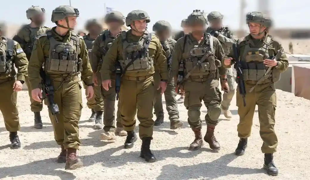 FOTOGRAFÍA. GAZA (FRANJA DE GAZA), 05 DE AGOSTO DE 2026. Zamir visita a las tropas en Gaza: nunca más un 7 de octubre. El jefe del Estado Mayor de las Fuerzas de Defensa de Israel (FDI) del Ejército del Estado de Israel, el Tzáhal, el general Eyal Zamir, ha realizado hoy, miércoles 5 de agosto, una visita de campo en el sector de Gaza, acompañado del comandante de la Región Sur, el general de brigada Yaniv Asor, el comandante de la División 99, el general de brigada Elad Tsuri, y el comandante de la División de Gaza, el general de brigada Liron Batito, junto con varios otros comandantes. Lasvocesdelpueblo (Ñ Pueblo)