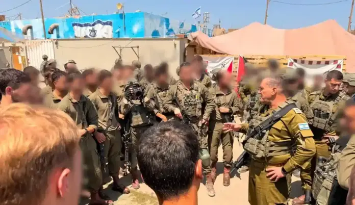Zamir visita a las tropas en Gaza nunca más un 7 de octubre (3) FOTOGRAFÍA. GAZA (FRANJA DE GAZA), 05 DE AGOSTO DE 2026. Zamir visita a las tropas en Gaza: nunca más un 7 de octubre. El jefe del Estado Mayor de las Fuerzas de Defensa de Israel (FDI) del Ejército del Estado de Israel, el Tzáhal, el general Eyal Zamir, ha realizado hoy, miércoles 5 de agosto, una visita de campo en el sector de Gaza, acompañado del comandante de la Región Sur, el general de brigada Yaniv Asor, el comandante de la División 99, el general de brigada Elad Tsuri, y el comandante de la División de Gaza, el general de brigada Liron Batito, junto con varios otros comandantes. Lasvocesdelpueblo (Ñ Pueblo)
