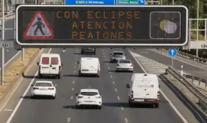 FOTOGRAFÍA. SEVILLA (ANDALUCÍA) ESPAÑA, 12 DE AGOSTO DE 2026. Recomendaciones para peatones y conductores ante el eclipse solar en España. Cartel informativo del eclipse de este miércoles instalado en la SE-30, en Sevilla, Comunidad Autónoma de Andalucía, España. Efe