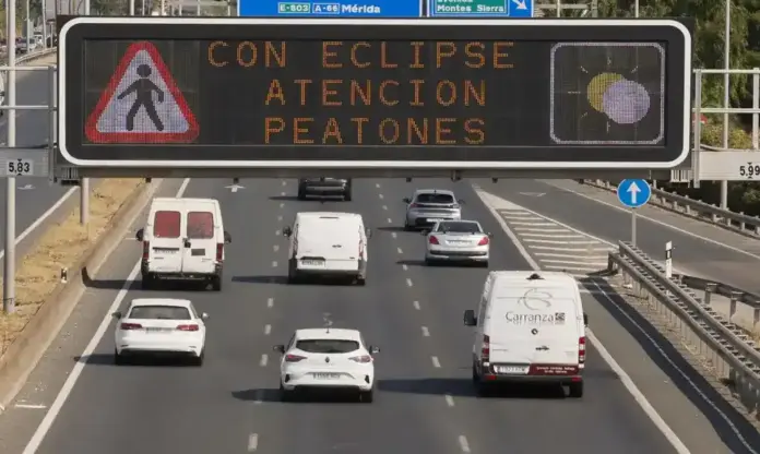 Tráfico,DGT, carreteras, eclipse España FOTOGRAFÍA. SEVILLA (ANDALUCÍA) ESPAÑA, 12 DE AGOSTO DE 2026. Recomendaciones para peatones y conductores ante el eclipse solar en España. Cartel informativo del eclipse de este miércoles instalado en la SE-30, en Sevilla, Comunidad Autónoma de Andalucía, España. Efe