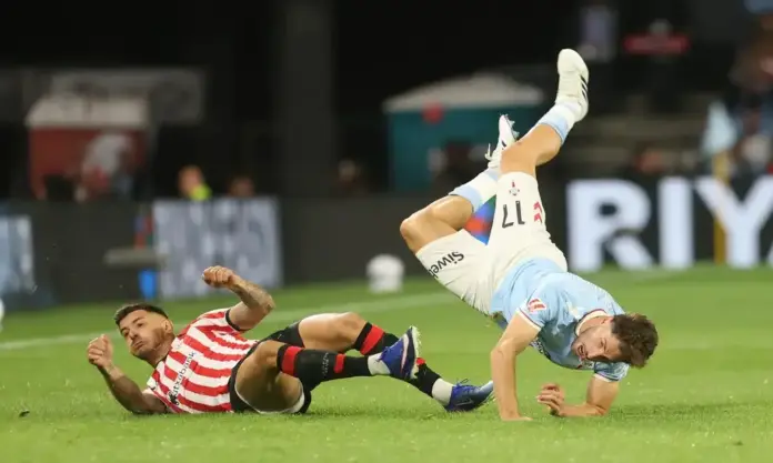 Celta de Vigo - Athletic de Bilbao FOTOGRAFÍA. VIGO (GALICIA) ESPAÑA, 30 DE AGOSTO DE 2026. El defensa del Athletic Club Yuri Berchiche (i) lucha con Javi Rueda, del Celta de Vigo durante el partido correspondiente a la tercera jornada de LaLiga disputado en el Estadio Abanca-Balaídos, en Vigo (Galicia) ante 20.902 espectadores. Efe
