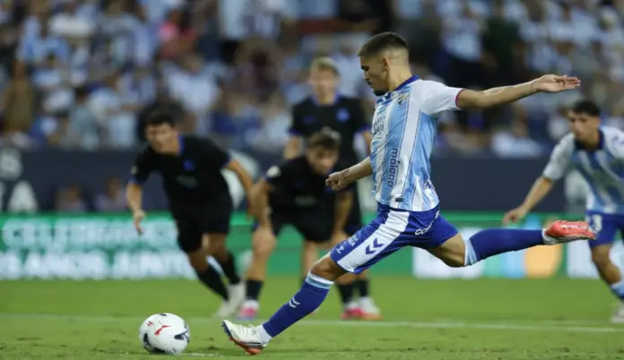 FOTOGRAFÍA. MÁLAGA (ANDALUCÍA) ESPAÑA, 24 DE AGOSTO DE 2026. El delantero del Málaga Carlos Ruiz 'Chupe' chuta para marcar de penalti el 1-1. Efe