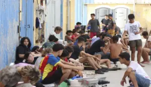 FOTOGRAFÍA. CEUTA (ESPAÑA), 03 DE AGOSTO DE 2026. La ciudad autónoma de Ceuta mantiene este lunes 862 inmigrantes ilegales Menores Extranjeros No Acompañados (MENA) marroquíes acogidos en sus centros de protección y en los recursos extraordinarios habilitados tras la invasión marroquí de Ceuta registrada el pasado 30 de julio, aunque el Gobierno ceutí del Partido Popular (PP) considera que el número de MENA presentes en la ciudad podría ser sensiblemente mayor. Efe