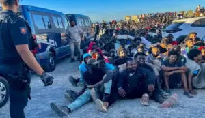 FOTOGRAFÍA. CEUTA (ESPAÑA), 03 DE AGOSTO DE 2026. Invasión de Ceuta. Guerra de cifras sobre los inmigrantes que continúan en Ceuta. Las administraciones mantienen cifras diferentes sobre el número de inmigrantes que permanecen en la ciudad, las autoridades continúan intentando facilitar su regreso al país vecino y atender a los Menores Extranjeros No Acompañados (MENA) que siguen llegando a los recursos de acogida. Efe