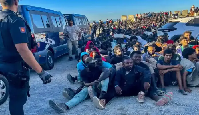 Ceuta, invasión Ceuta FOTOGRAFÍA. CEUTA (ESPAÑA), 03 DE AGOSTO DE 2026. Invasión de Ceuta. Guerra de cifras sobre los inmigrantes que continúan en Ceuta. Las administraciones mantienen cifras diferentes sobre el número de inmigrantes que permanecen en la ciudad, las autoridades continúan intentando facilitar su regreso al país vecino y atender a los Menores Extranjeros No Acompañados (MENA) que siguen llegando a los recursos de acogida. Efe