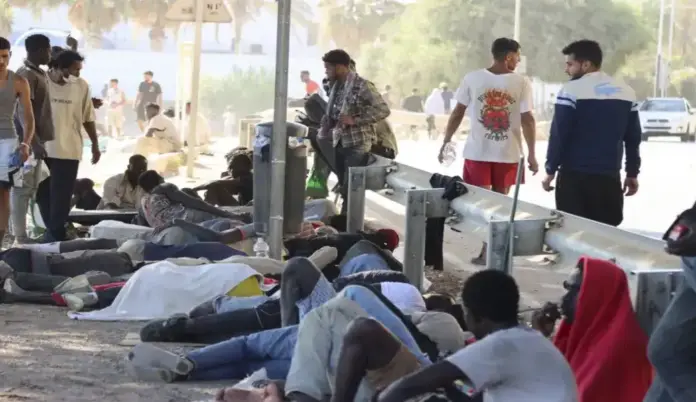 Ceuta inmigración masiva FOTOGRAFÍA. CEUTA (ESPAÑA), 04 DE AGOSTO DE 2026. Invasión marroquí de Ceuta. Ceuta reclama al Estado actuación inmediata ante una situación muy complicada e insostenible. En la imagen varios inmigrantes ilegales ocupando la playa El Trampolín de la Ciudad Autónoma de Ceuta (España), tras las entradas masivas de más de 80.000 ilegales los días miércoles, jueves y viernes 31 de julio de 2026 por vías marítima y terrestre, desde Castillejos (Marruecos). Las autoridades ceutíes confirman que hasta la fecha hay al menos "5.000 inmigrantes" por las calles y espacios públicos de Ceuta. Efe