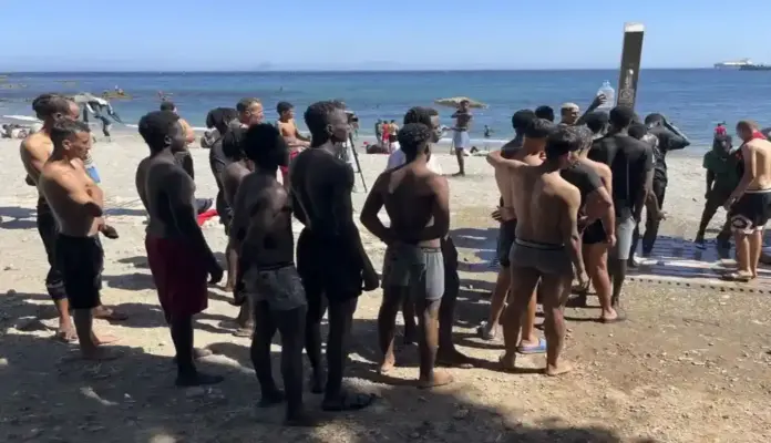 FOTOGRAFÍA. CEUTA (ESPAÑA), 12 DE AGOSTO DE 2026. Varios inmigrantes de la invasión de Ceuta del pasado final de mes de julio de 2026 permanecen acampados en la playa de Trampolín de la Ciudad Autónoma de Ceuta, España. Las autoridades españolas miran por otro lado mientras Marruecos exige a España la devolución urgente de los inmigrantes ilegales Menores Extranjeros No Acompañados (MENA) marroquíes de la invasión en Ceuta, al menos 1.400 menores marroquíes, solicitó este miércoles el Ministerio de Justicia de Marruecos, en palabras de su titular en una entrevista con la Agencia Efe. Tampoco a España le interesa expulsar a los marroquíes que no han retornado voluntariamente a Castillejos (Marruecos). Efe