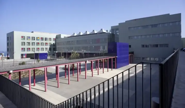 FOTOGRAFÍA. CEUTA (ESPAÑA), 06 DE AGOSTO DE 2026. Un total de 17 personas permanecen ingresadas en el Hospital Universitario de Ceuta como consecuencia de las heridas sufridas durante la entrada masiva a la ciudad autónoma registrada el pasado jueves, cuando accedieron más de 70.000 personas procedentes de Marruecos. Efe