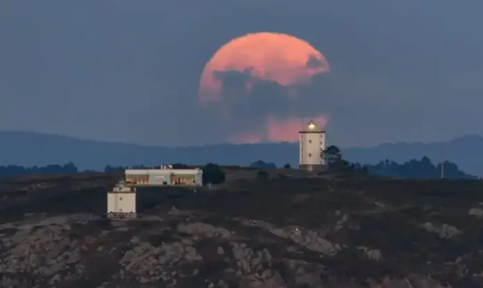 FOTOGRAFÍA. LA CORUÑA (GALICIA) ESPAÑA, 11 DE AGOSTO DE 2026. España preparada para vivir este miércoles un eclipse total de Sol excepcional por la amplitud de la franja de totalidad que atravesará la península de oeste a este. En la imagen una aula del Mar de Mera, en La Coruña, Comunidad autónoma de Galicia, España. Efe