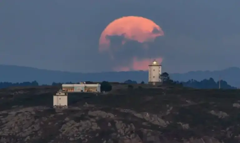 FOTOGRAFÍA. LA CORUÑA (GALICIA) ESPAÑA, 11 DE AGOSTO DE 2026. España preparada para vivir este miércoles un eclipse total de Sol excepcional por la amplitud de la franja de totalidad que atravesará la península de oeste a este. En la imagen una aula del Mar de Mera, en La Coruña, Comunidad autónoma de Galicia, España. Efe