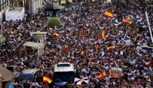 FOTOGRAFÍA. CEUTA (ESPAÑA), 09 DE AGOSTO DE 2026. Ceuta se moviliza masivamente contra la inmigración, Basta ya Ceuta no se rinde. Miles de ceutíes han comenzado a concentrarse este domingo, en la Plaza de la Constitución de Ceuta. Efe