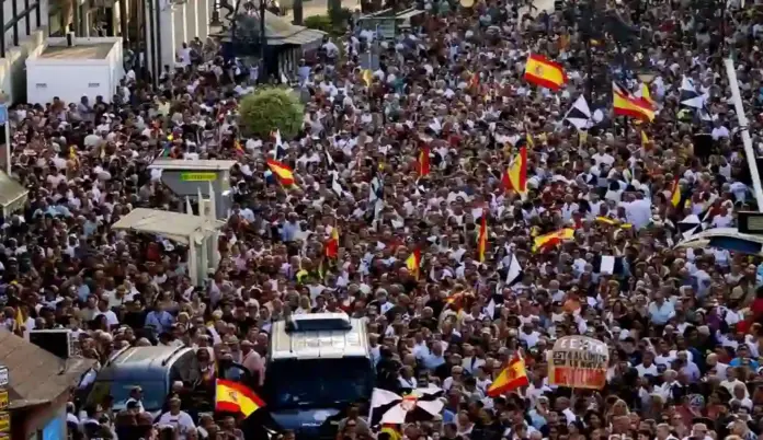 Ceuta, inmigración masiva FOTOGRAFÍA. CEUTA (ESPAÑA), 09 DE AGOSTO DE 2026. Ceuta se moviliza masivamente contra la inmigración, Basta ya Ceuta no se rinde. Miles de ceutíes han comenzado a concentrarse este domingo, en la Plaza de la Constitución de Ceuta. Efe