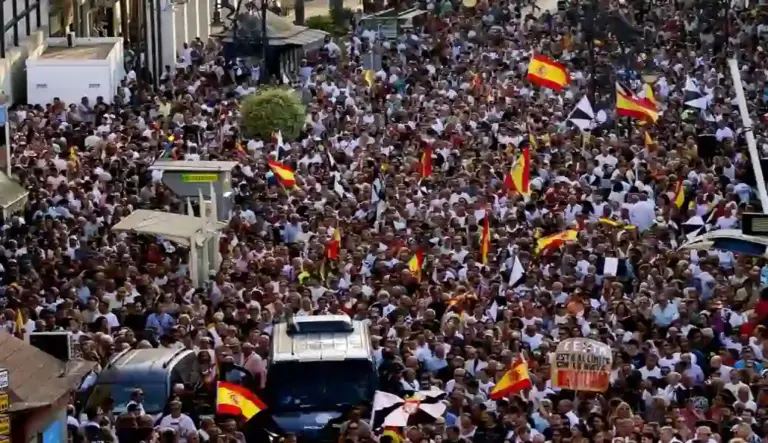 FOTOGRAFÍA. CEUTA (ESPAÑA), 09 DE AGOSTO DE 2026. Ceuta se moviliza masivamente contra la inmigración, Basta ya Ceuta no se rinde. Miles de ceutíes han comenzado a concentrarse este domingo, en la Plaza de la Constitución de Ceuta. Efe