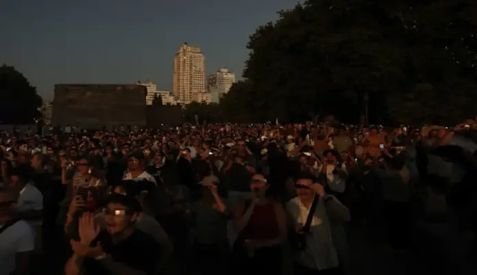 Eclipse, eclipse solar España FOTOGRAFÍA. MADRID (ESPAÑA), 12 DE AGOSTO DE 2026. La fase de totalidad del eclipse solar deja un anochecer anticipado y breve en España. Miles de personas atienden al eclipse solar este miércoles en Madrid, Comunidad de Madrid, España. Efe