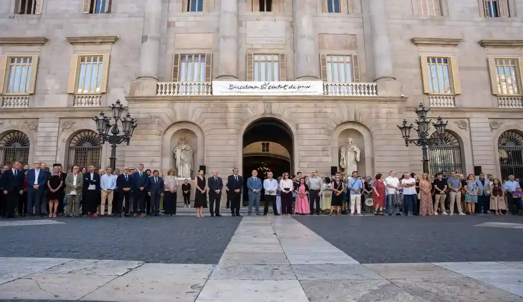 FOTOGRAFÍA. BARCELONA (CATALUÑA) ESPAÑA, 17 DE AGOSTO DE 2026. Barcelona ha rendido este lunes en la plaza Sant Jaume un emocionado homenaje a las víctimas de los atentados terroristas del 17A, de los que se cumplen nueve años. Efe
