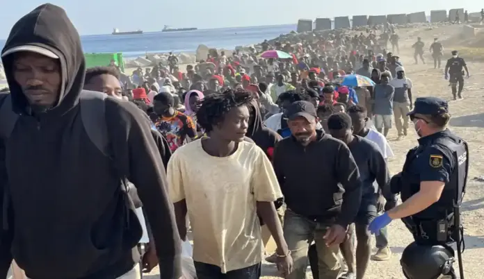 Playa El Trampolín de Ceuta FOTOGRAFÍA. CEUTA (ESPAÑA), 20 DE AGOSTO DE 2026. Cerca de 1.700 migrantes han abandonado este jueves a pie y escoltados por la Policía Nacional la playa de El Trampolín, en el marco del dispositivo puesto en marcha para desalojar este asentamiento y trasladar a sus ocupantes a los nuevos recursos temporales de acogida habilitados en distintos puntos de Ceuta. Efe