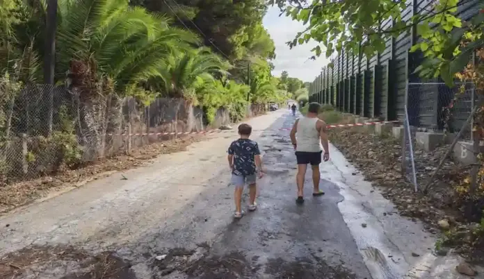 Roda de Berá, paseo FOTOGRAFÍA. RODA DE BERÁ (TARRAGONA) CATALUÑA (ESPAÑA), 22 DE AGOSTO DE 2026. En la imagen, dos personas paseando por una calle de Roda de Berá, en Tarragona (Cataluña) Espap, este sábado 22 de agosto de 2026. Efe