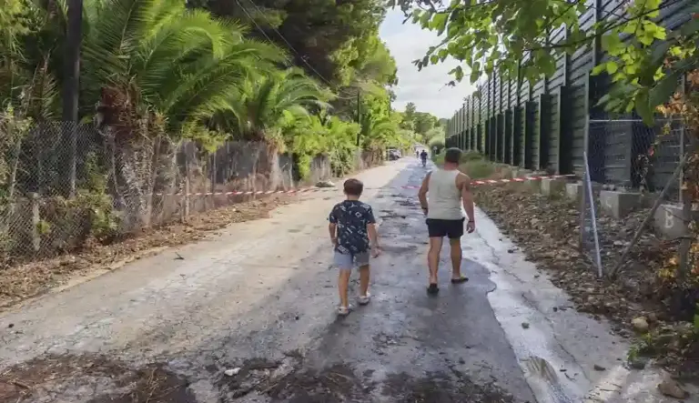 FOTOGRAFÍA. RODA DE BERÁ (TARRAGONA) CATALUÑA (ESPAÑA), 22 DE AGOSTO DE 2026. En la imagen, dos personas paseando por una calle de Roda de Berá, en Tarragona (Cataluña) Espap, este sábado 22 de agosto de 2026. Efe