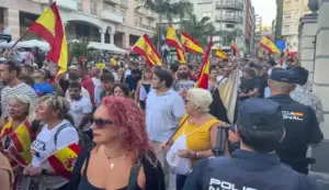FOTOGRAFÍA. CEUTA (ESPAÑA), 26 DE AGOSTO DE 2026. Concentración de compatriotas ceutíes este miércoles frente a la sede de la Delegación del Gobierno en Ceuta en protesta por la crisis migratoria que afecta a la ciudad autónoma española de Ceuta. Efe
