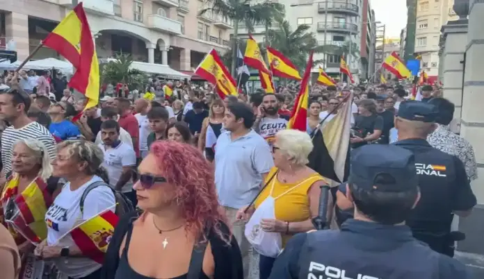 FOTOGRAFÍA. CEUTA (ESPAÑA), 26 DE AGOSTO DE 2026. Concentración de compatriotas ceutíes este miércoles frente a la sede de la Delegación del Gobierno en Ceuta en protesta por la crisis migratoria que afecta a la ciudad autónoma española de Ceuta. Efe