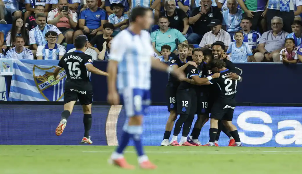 FOTOGRAFÍA. MÁLAGA (ANDALUCÍA) ESPAÑA, 24 DE AGOSTO DE 2026. Los jugadores del Deportivo celebran el 0-1, durante el partido de LaLiga de fútbol que Málaga CF y Deportivo de A Coruña han disputado este lunes en el estadio de La Rosaleda. Efe