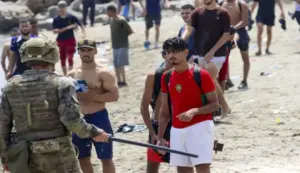 FOTOGRAFÍA. CEUTA (ESPAÑA), 31 DE JULIO DE 2026. Invasión marroquí de Ceuta | En la imagen, varios inmigrantes marroquíes en la costa española de Ceuta este viernes 31 de julio de 2026, tercer día de la invasión cuando los invasores ya superan de lejos en números a los compatriotas españoles de Ceuta, una población de 80.000 habitantes. Mientras desde el Gobierno en coalición del Partido Socialista (PSOE) y Sumar, aseguran que la mayoría de los invasores (70.000 inmigrantes) ya han retornado voluntariamente a Castillejos (Marruecos). Se desconoce hasta ahora la cifra de los invasores que permanecen en Ceuta, pero se habla de varios miles de inmigrantes ilegales ocupando plazas, playas y calles, lo que obliga a los ceutíes a encerrarse en sus casas y todos los negocios permanecen cerrados. Lasvocesdelpueblo (Ñ Pueblo)