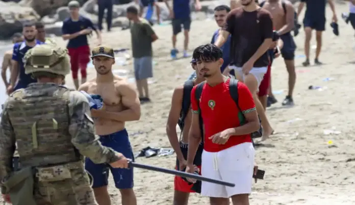FOTOGRAFÍA. CEUTA (ESPAÑA), 31 DE JULIO DE 2026. Invasión marroquí de Ceuta | En la imagen, varios inmigrantes marroquíes en la costa española de Ceuta este viernes 31 de julio de 2026, tercer día de la invasión cuando los invasores ya superan de lejos en números a los compatriotas españoles de Ceuta, una población de 80.000 habitantes. Mientras desde el Gobierno en coalición del Partido Socialista (PSOE) y Sumar, aseguran que la mayoría de los invasores (70.000 inmigrantes) ya han retornado voluntariamente a Castillejos (Marruecos). Se desconoce hasta ahora la cifra de los invasores que permanecen en Ceuta, pero se habla de varios miles de inmigrantes ilegales ocupando plazas, playas y calles, lo que obliga a los ceutíes a encerrarse en sus casas y todos los negocios permanecen cerrados. Lasvocesdelpueblo (Ñ Pueblo)