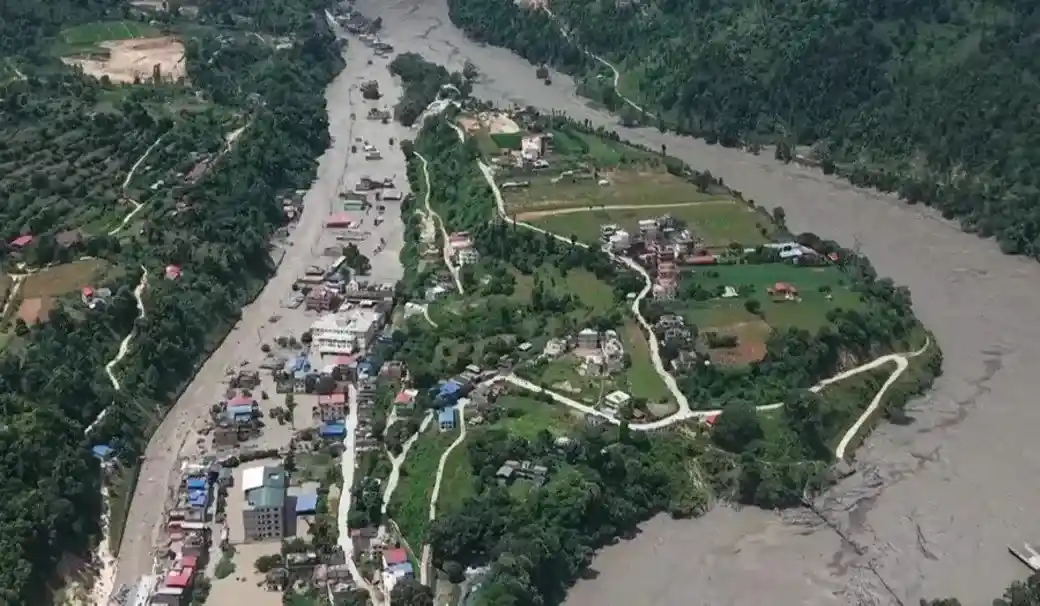 FOTOGRAFÍA. DEVIGHAT (NUWAKOT) NEPAL, 28 DE AGOSTO DE 2026. Nepal elevó este viernes a 538 el número de cadáveres hallados tras la destructiva riada registrada en la cuenca del Bhote Koshi, mientras los equipos de salvamento intensifican la búsqueda de 937 personas reportadas como desaparecidas en su territorio. Efe