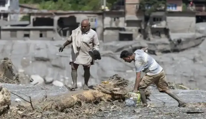 Riada Nepal FOTOGRAFÍA. DEVIGHAT (NUWAKOT) NEPAL, 28 DE AGOSTO DE 2026. Supervivientes de las inundaciones regresan a su hogar este jueves tras una crecida repentina en la aldea de Devighat, distrito de Nuwakot (Nepal). Efe
