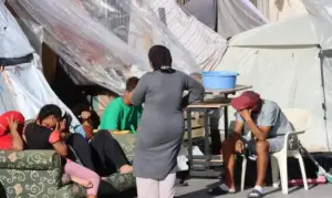 FOTOGRAFÍA. CEUTA (ESPAÑA), 27 DE AGOSTO DE 2026. Detalle de una imagen que muestra a varios inmigrantes ilegales de la invasión de Ceuta acampados este jueves en la playa de El Trampolín, en la Ciudad Autónoma española de Ceuta. Efe