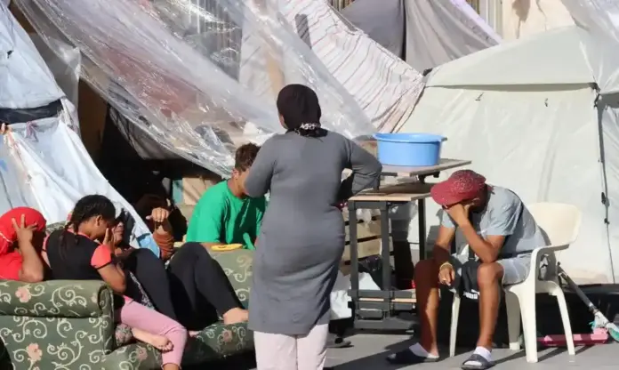 Ceuta inmigración masiva FOTOGRAFÍA. CEUTA (ESPAÑA), 27 DE AGOSTO DE 2026. Detalle de una imagen que muestra a varios inmigrantes ilegales de la invasión de Ceuta acampados este jueves en la playa de El Trampolín, en la Ciudad Autónoma española de Ceuta. Efe