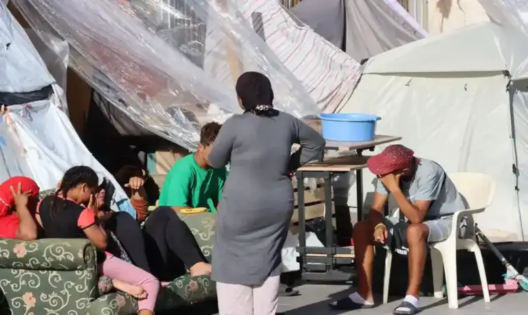 FOTOGRAFÍA. CEUTA (ESPAÑA), 27 DE AGOSTO DE 2026. Detalle de una imagen que muestra a varios inmigrantes ilegales de la invasión de Ceuta acampados este jueves en la playa de El Trampolín, en la Ciudad Autónoma española de Ceuta. Efe