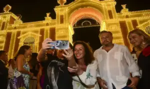 FOTOGRAFÍA. ALMERÍA (ANDALUCÍA) ESPAÑA, 18 DE AGOSTO DE 2026. Almería: Dimite Diego Cruz Mendoza tras positivo en control de alcoholemia en vehículo oficial con 0,75 miligramos por litro. La alcaldesa de Almería, María del Mar Vázquez (c); junto al concejal de Cultura, Diego Cruz Mendoza (d); tras realizar el encendido de la portada del recinto ferial de Almería este  18 de agosto de 2026. Efe