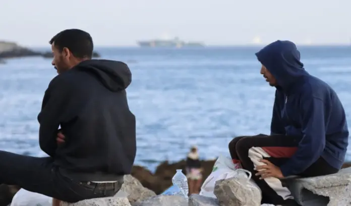 Ceuta inmigración masiva FOTOGRAFÍA. CEUTA (ESPAÑA), 27 DE AGOSTO DE 2026. Detalle de una imagen que muestra a varios inmigrantes ilegales de la invasión de Ceuta acampados este jueves en la playa de El Trampolín, en la Ciudad Autónoma española de Ceuta. Efe