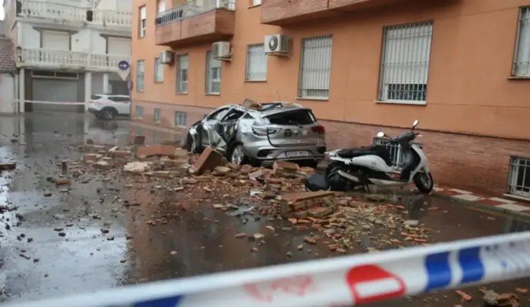 FOTOGRAFÍA. ARMILLA (GRANADA) ANDALUCÍA (ESPAÑA), 18 DE AGOSTO DE 2026. Terremoto de magnitud 4,6 con epicentro en Alhendín (Granada). Vista de daños provocados por el terremoto del pasado sábado, en Armilla (Granada), en Andalucía (España). Efe