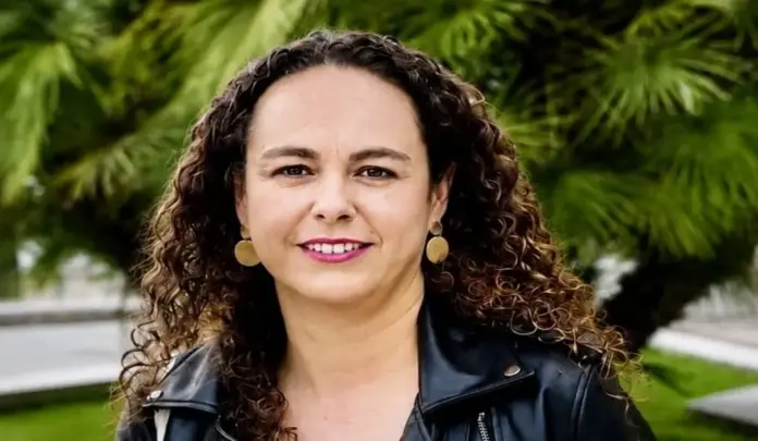 Almuñécar, VOX FOTOGRAFÍA. ALMUÑÉCAR (GRANADA) ESPAÑA, 10 DE AGOSTO DE 2026. La vicecoordinadora de VOX Almuñécar, Marta Nogueras, ha denunciado la "falta de previsión e improvisación" del equipo de gobierno del Partido Popular (PP) con la seguridad de la Feria de la Virgen de la Antigua, que comenzó ayer, ya que el contrato con la empresa que prestaba el servicio concluyó hace meses y el Ayuntamiento no realizó una nueva licitación. Lasvocesdelpueblo (Ñ Pueblo)
