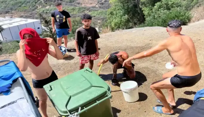 Ceuta, invasión Ceuta FOTOGRAFÍA. CEUTA (ESPAÑA), 06 DE AGOSTO DE 2026. Ceuta, el Gobierno va a atender las necesidades de los marroquíes que se niegan a retornar voluntariamente. Varios invasores marroquíes se lavan en una calle de Ceuta. Cerca de un millar de inmigrantes ilegales acampados en una explanada cercana a la playa del Trampolín de Ceuta tras la invasión sufrida por la Ciudad Autónoma española de Ceuta los días miércoles, jueves y viernes 31 de julio de 2026, a pesa de qué más de 80.000 invasores ya han retornado voluntariamente a Castillejos (Marruecos), desde donde el régimen marroquí facilita su traslado en sus ciudades de origen en Marruecos. Efe