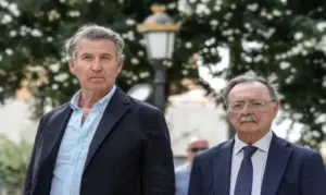 FOTOGRAFÍA. CEUTA (ESPAÑA), 19 DE AGOSTO DE 2026. Ceuta: Feijóo exige la devolución de los inmigrantes de la invasión ilegal y atentando contra España, ni mayores ni menores han de regresar todos. El presidente del PP, Alberto Núñez Feijoó (i), junto al presidente de la Ciudad Autónoma de Ceuta, Juan Jesús Vivas Lara (d). Efe