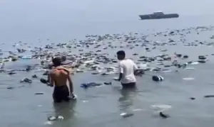 FOTOGRAFÍA. PLAYA del TARAJAL (CIUDAD AUTÓNOMA DE CEUTA) ESPAÑA, 31 DE JULIO DE 2026. La playa del Tarajal de la Ciudad Autónoma de Ceuta (España), cerca del espigón, que marca el límite fronterizo entre Ceuta (España) y Castillejos (Marruecos) en el mar recibió el grueso de los más de 80.000 inmigrantes ilegales marroquíes de la invasión de Ceuta, registrada los días miércoles 29, jueves 30 y viernes 31 de julio de 2026, dejando unas imágenes inéditas que vuelven a confirmar el fracaso de las políticas migratorias suicidas del Gobierno del Partido Socialista (PSOE) y Movimiento Sumar, juntos a sus socios de ultraizquierda separatista (ERC, BNG, EH Bildu) y derecha separatista (PNV y Junts), que preside el migracionista, globalista y socialista Pedro Sánchez Pérez-Castejón (PSOE) y vice-preside Yolanda Díaz Pérez (Sumar). Ya se ha registrado varias decenas de muertos. Lasvocesdelpueblo (Ñ Pueblo)