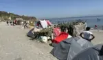 FOTOGRAFÍA. CEUTA (ESPAÑA), 14 DE AGOSTO DE 2026. En la imagen, varios grupos de inmigrantes ilegales, de los más de 5.000 asaltantes que se niegan a retornar voluntariamente a Castillejos (Marruecos), acampando impunemente en la playa del Trampolín de la ciudad española de Ceuta (norte de África) tras la invasión marroquí de Ceuta los días miércoles, jueves y viernes 31 de julio de 2026. Se estima que más de 80.000 ilegales asaltaron las fronteras de Ceuta (España) por vía marítima y vía terrestre. Efe