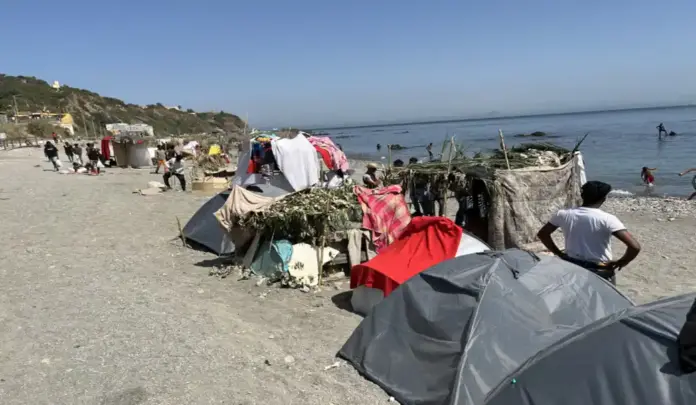 invasión marroquí de Ceuta (1) FOTOGRAFÍA. CEUTA (ESPAÑA), 14 DE AGOSTO DE 2026. En la imagen, varios grupos de inmigrantes ilegales, de los más de 5.000 asaltantes que se niegan a retornar voluntariamente a Castillejos (Marruecos), acampando impunemente en la playa del Trampolín de la ciudad española de Ceuta (norte de África) tras la invasión marroquí de Ceuta los días miércoles, jueves y viernes 31 de julio de 2026. Se estima que más de 80.000 ilegales asaltaron las fronteras de Ceuta (España) por vía marítima y vía terrestre. Efe