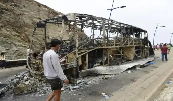 invasión marroquí de Ceuta, invasión Ceuta, Ceuta (1) FOTOGRAFÍA. BAD SEBTA (FNIDEQ) MARRUECOS, 31 DE JULIO DE 2026. Marroquíes se encuentran cerca de un autobús incendiado en el lugar de los enfrentamientos en el paso fronterizo de Bab Sebta, cerca de Fnideq, Marruecos, el 31 de julio de 2026. Los disturbios estallaron cuando miles de inmigrantes marroquíes intentaron cruzar a Ceuta (España) y se enfrentaron a las fuerzas de seguridad marroquíes. Efe