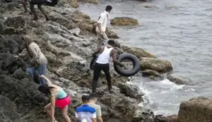 FOTOGRAFÍA. CEUTA (ESPAÑA), 31 DE JULIO DE 2026. Varios invasores marroquíes que entraron irregularmente en Ceuta comienzan a regresar a Marruecos. Asaltantes marroquíes en la valla que separa Castillejos (Marruecos) de Ceuta (España). Efe