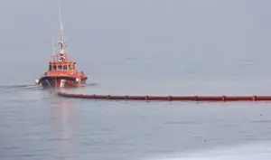 FOTOGRAFÍA. CEUTA (ESPAÑA), 02 DE AGOSTO DE 2026. Boya flotante para luchar contra la inmigración en Ceuta. El Gobierno español del socialista migracionista Pedro Sánchez Pérez-Castejón instala una  boya flotante para delimitar la zona que separa Ceuta (España) de Castillejos (Marruecos), en Espigón de la playa del Tarajal, frontera terrestre - marítima entre España y Marruecos. Efe