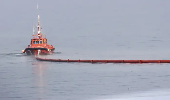 FOTOGRAFÍA. CEUTA (ESPAÑA), 02 DE AGOSTO DE 2026. Boya flotante para luchar contra la inmigración en Ceuta. El Gobierno español del socialista migracionista Pedro Sánchez Pérez-Castejón instala una  boya flotante para delimitar la zona que separa Ceuta (España) de Castillejos (Marruecos), en Espigón de la playa del Tarajal, frontera terrestre - marítima entre España y Marruecos. Efe
