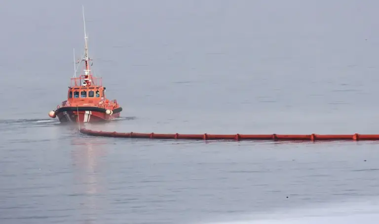 FOTOGRAFÍA. CEUTA (ESPAÑA), 02 DE AGOSTO DE 2026. Boya flotante para luchar contra la inmigración en Ceuta. El Gobierno español del socialista migracionista Pedro Sánchez Pérez-Castejón instala una  boya flotante para delimitar la zona que separa Ceuta (España) de Castillejos (Marruecos), en Espigón de la playa del Tarajal, frontera terrestre - marítima entre España y Marruecos. Efe